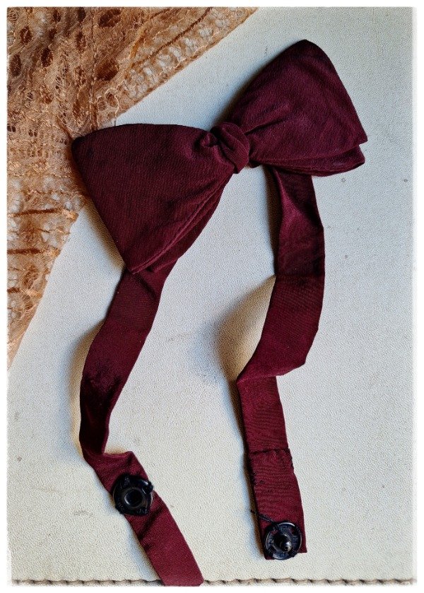 Producto - Moño armado con tiras bordó