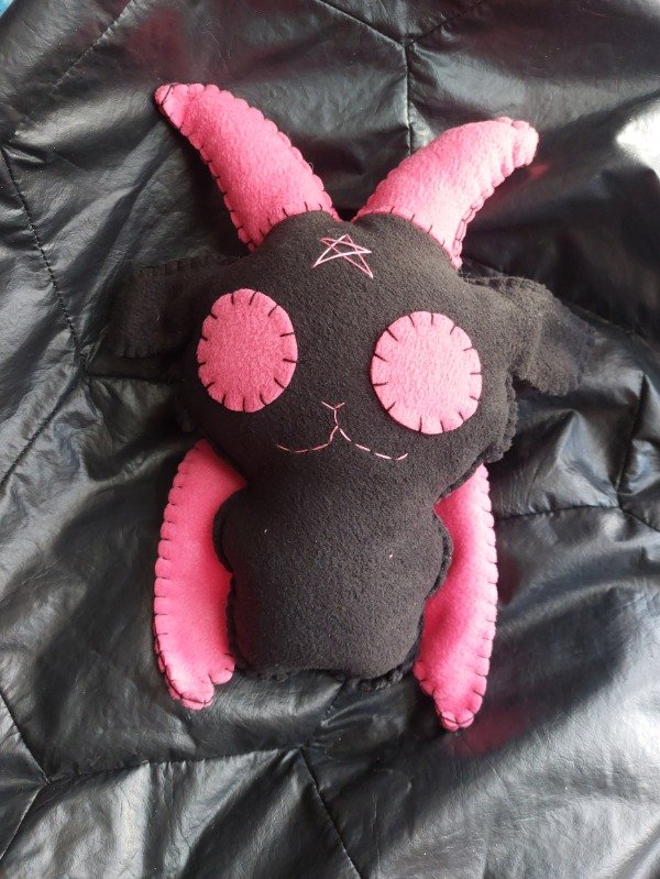 Producto - Baphomet negro y rosa chicle