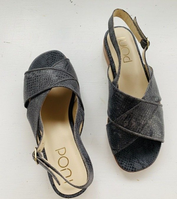 Producto - Sandalia LULU- Reptil Gris y negro
