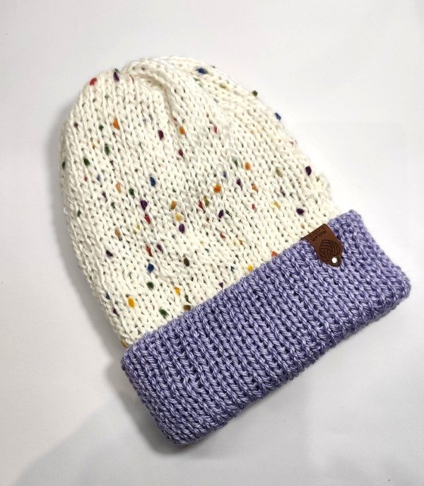 Producto - Gorro tejido color crudo con pintitas multicolor y lila