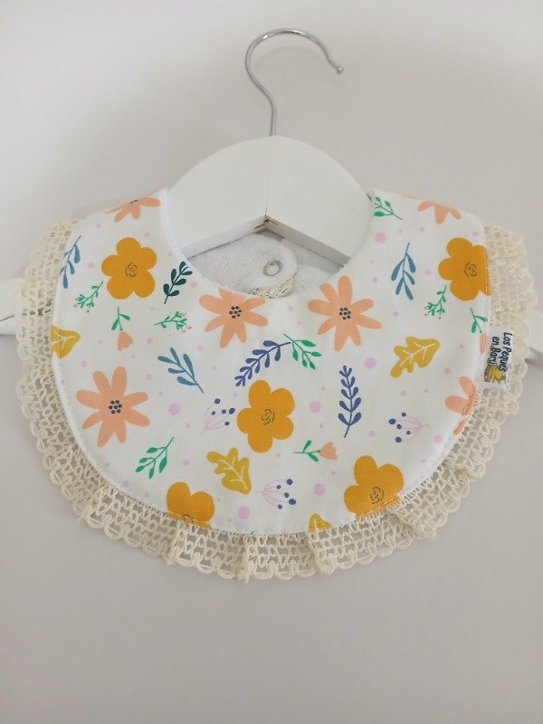 Producto - Babero flores c/puntilla