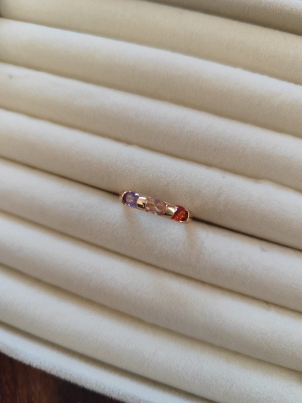 Producto - Anillo baguette colores. Cobre dorado.