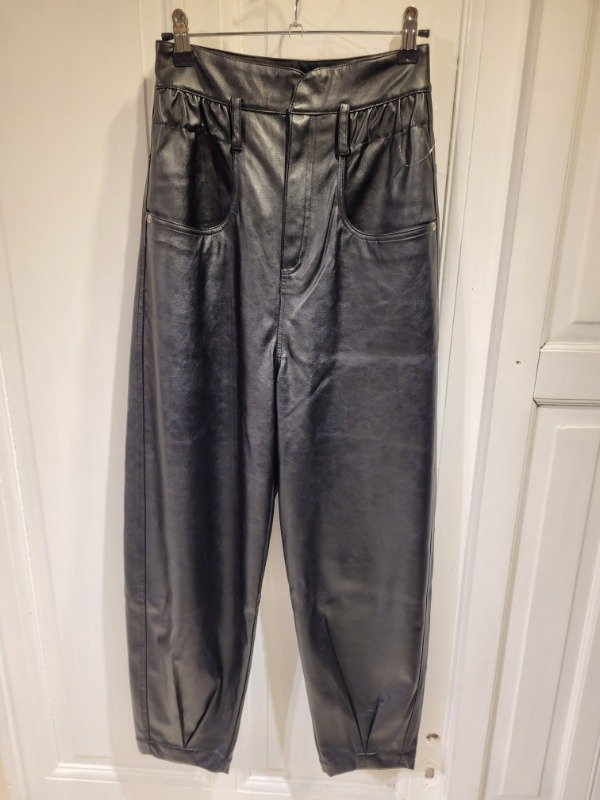 Producto - Pantalón CHER negro ecocuero barrel Talle 24 - PRECIO: 72X - 0