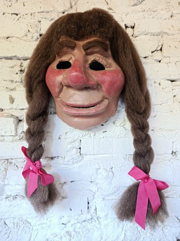 Producto - Mascara Molina Campos mujer con trenzas rojo