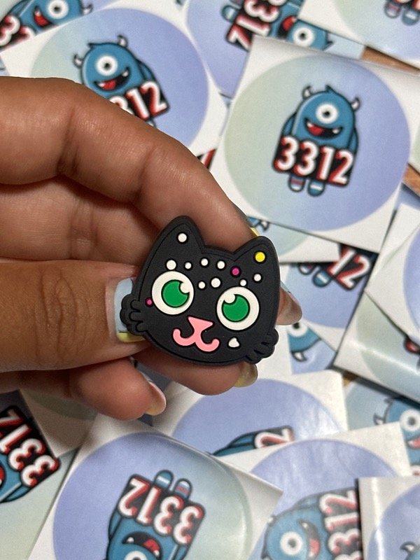 Producto - Gatito negro pin