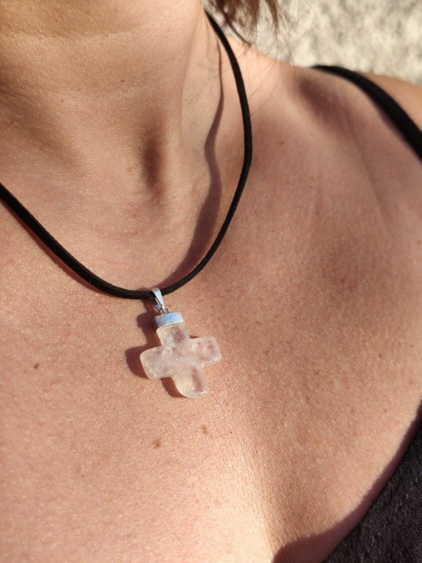 Producto - COLLAR CRUZ DEL EQUILIBRIO CUARZO ROSA CLARO - Amor armonizador