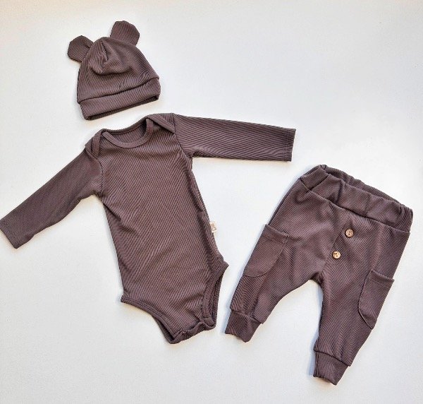 Producto - CONJUNTO NOHA MARRÓN (GORRITO + BODY + BABUCHA)