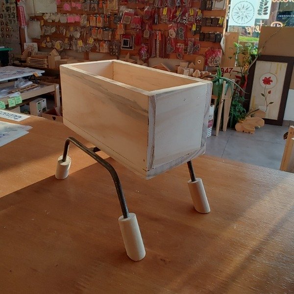 Producto - cajon con patas demetal al carpintero
