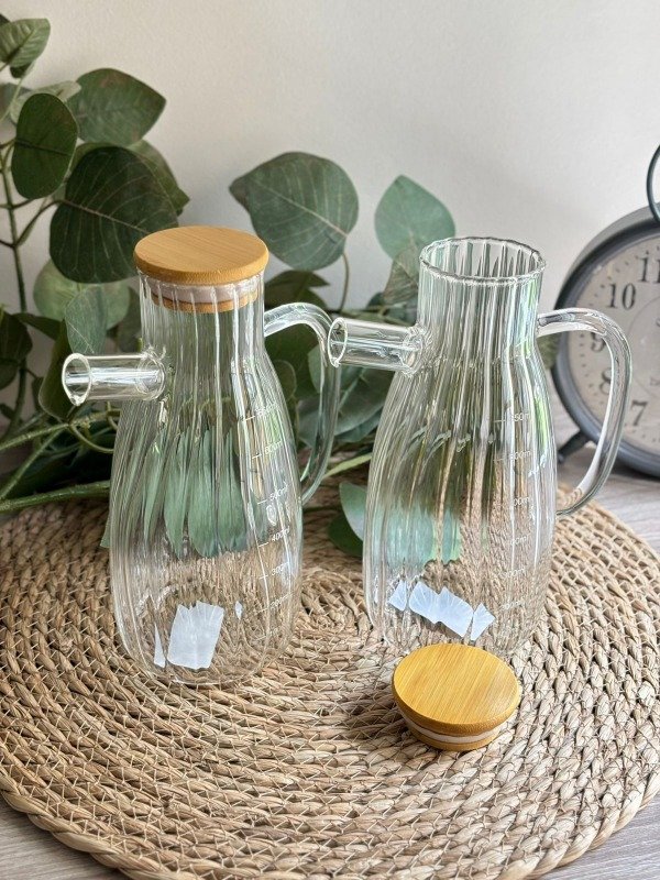 Producto - ACEITERA MEDIDORA BOMBE FACETADA CON TAPA DE BAMBOO 650 ML