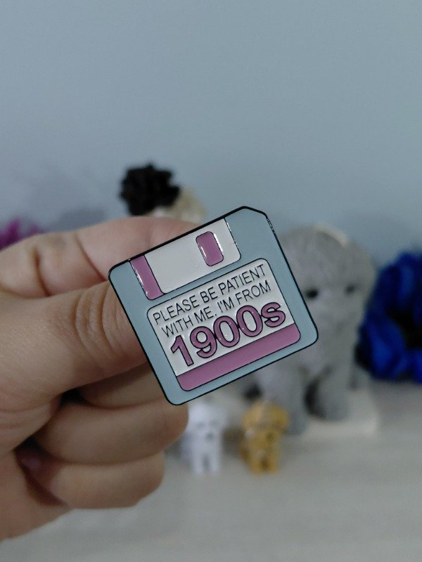 Producto - Pin metalizado - Please be patient with mem I'm from the 1900's #2498