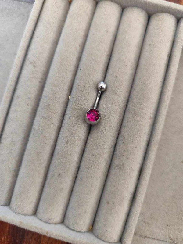 Producto - Piercing ombligo fucsia. Acero quirúrgico