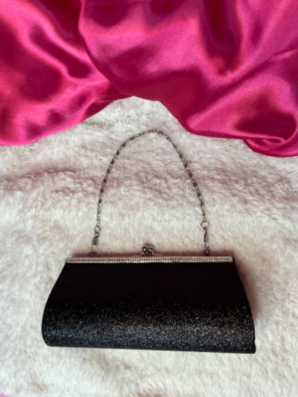 Producto - Cartera con brillo tipo sobre con cadena negro y plateado - 1