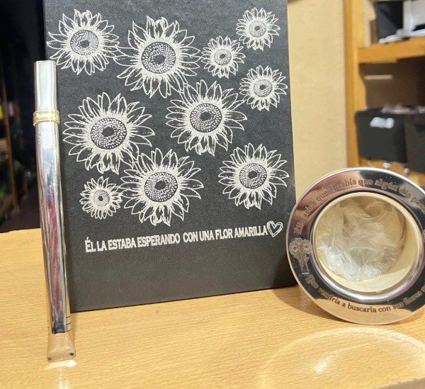 Producto - Foto grabado Flores Amarillas Mate+caja +bombilla personalizada COMBO