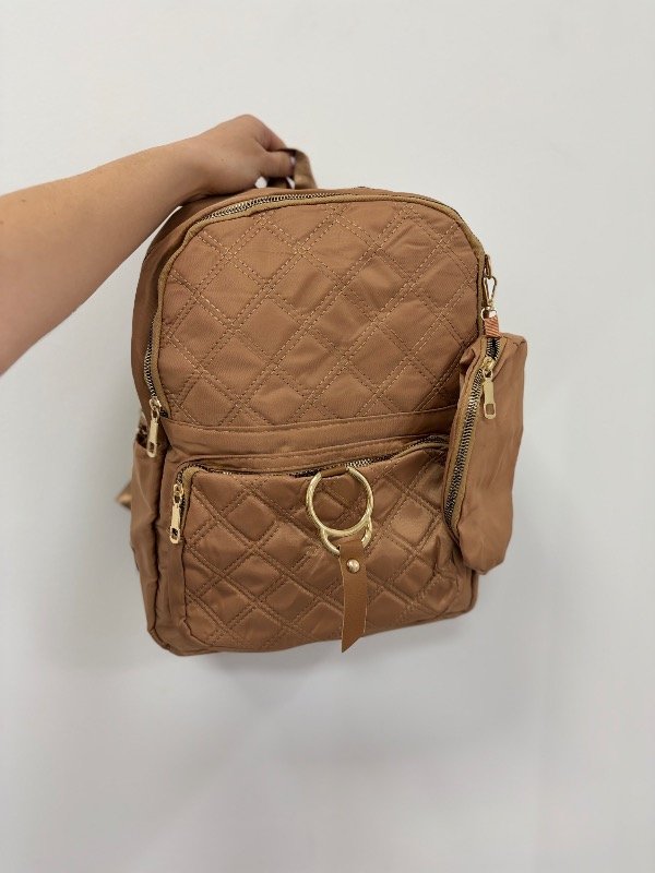 Producto - Mochila tipo impermeable beige con dije dorado - 0