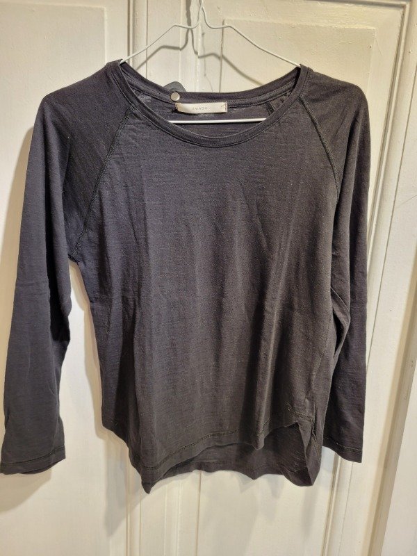 Producto - Remera AWADA negra básica Talle S - PRECIO: 32X