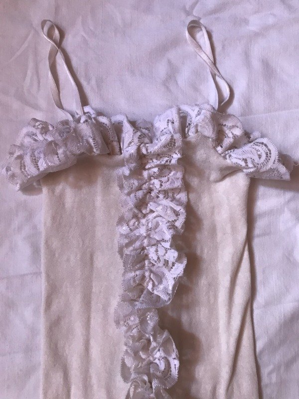 Producto - Vintage white flowered lace ruffled shapewear bodysuit.