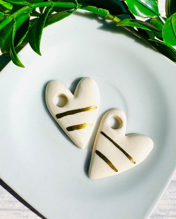 Producto - CORAZÓN IRREGULAR MEDIANO BLANCO ORO.