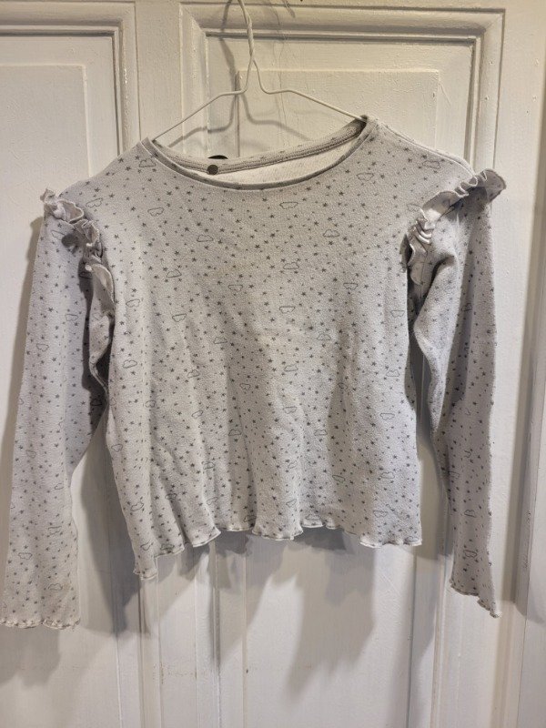 Producto - Remera gris con estrellas y volados Talle 10 años - PRECIO: 6X