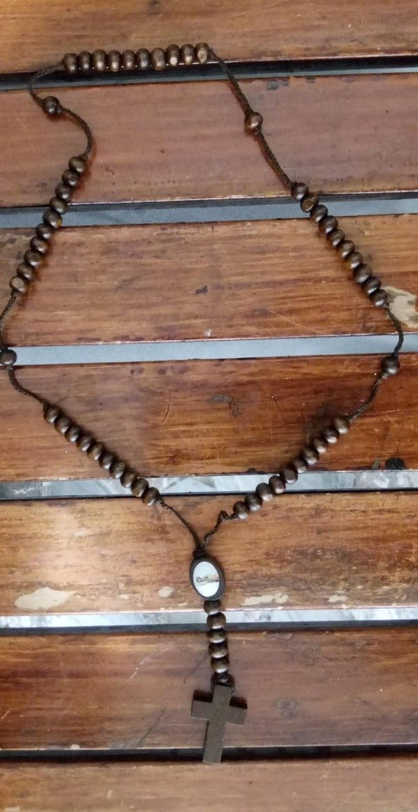 Producto - Rosario marrón corto con centro - no pasa por la cabeza