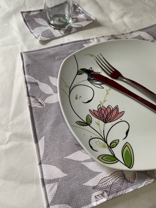 Producto - Set de cuatro individuales + posa vaso de cuerina floreada