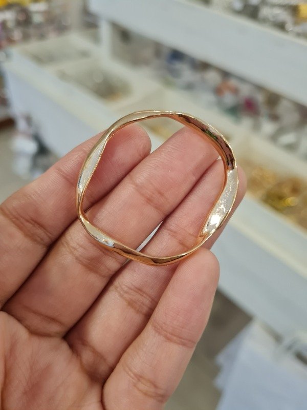 Producto - DIJE DORADO CIRCULO EFECTO TORCIDO