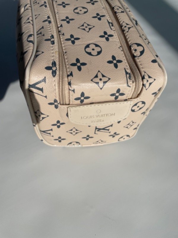 Producto - Neceser LV letras beige - 1