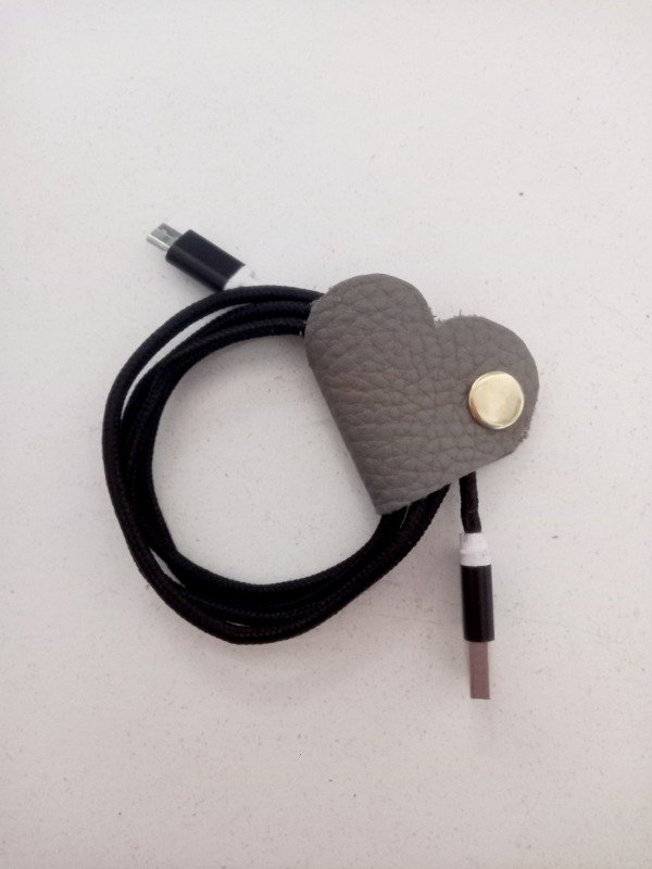 Producto - Corazón organizador de cables gris