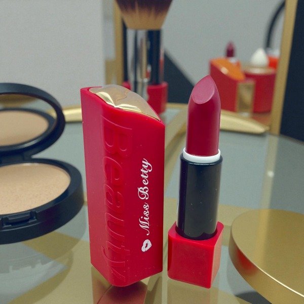 Producto - Labial KISS - Miss Betty - Bordo Oscuro