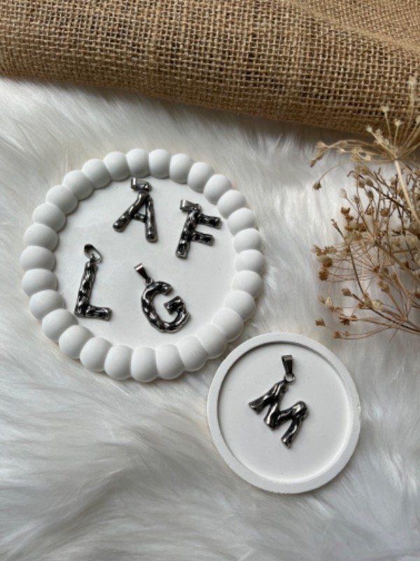 Producto - Dijes de acero iniciales