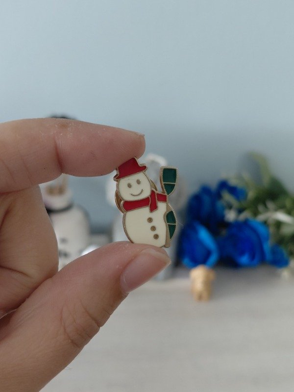 Producto - Pin metalizado - Muñeco de nieve navideño #0669
