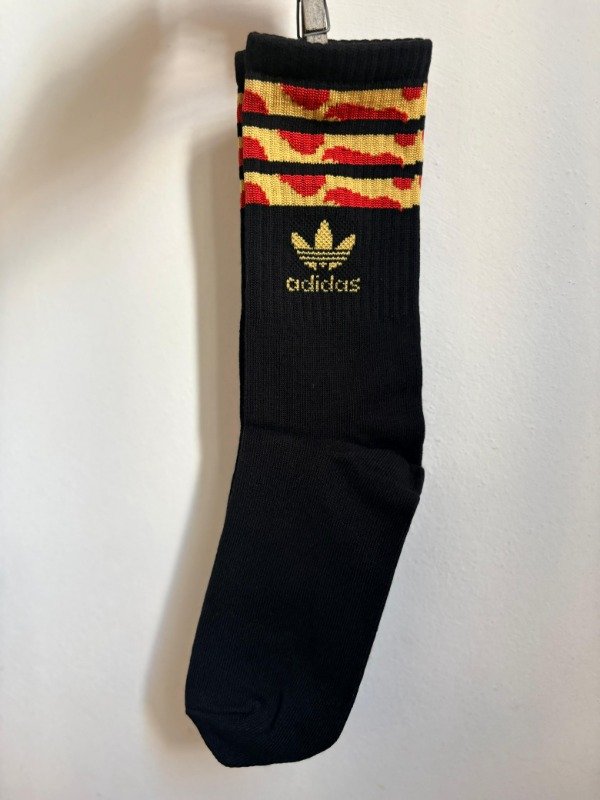 Producto - Adidas negras print rojo y amarillo