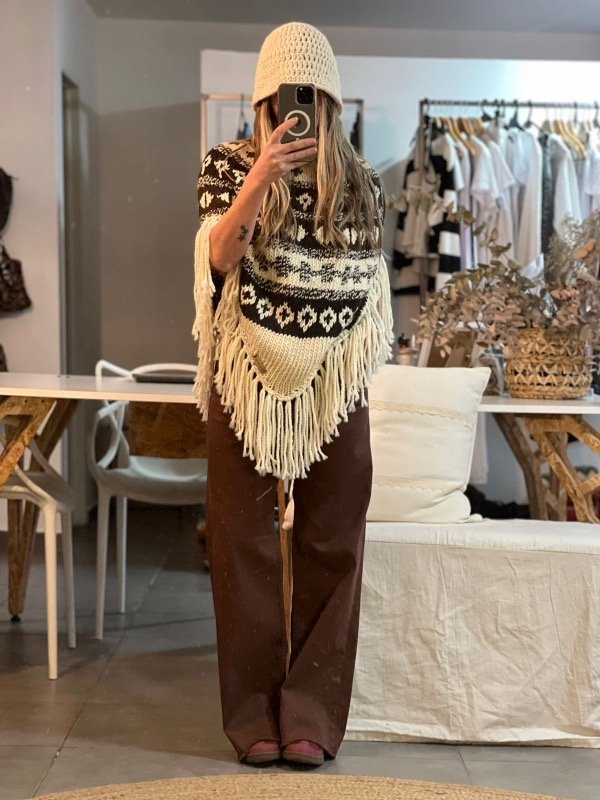 Producto - Poncho base crudo con guardas en chocolate