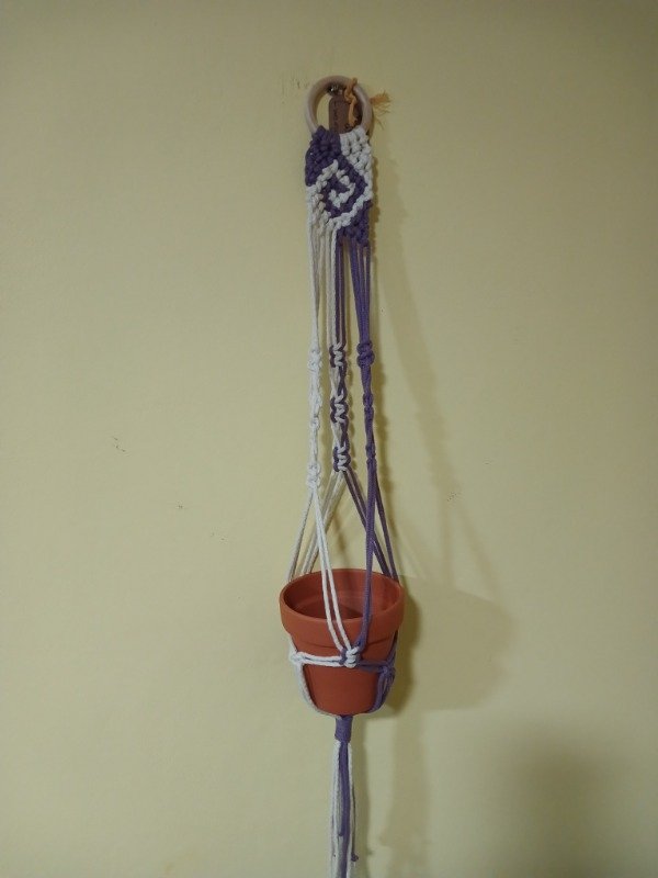 Producto - Portamaceta Colgante en Macramé- Tres Tiras Bicolor