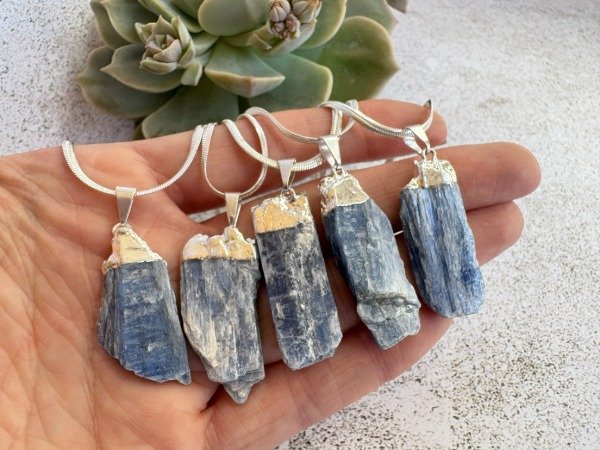 Producto - DIJE CIANITA AZUL EN BRUTO + CADENA SANKE ACERO BLANCO