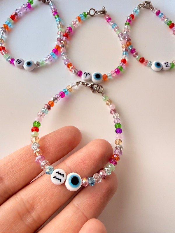 Producto - Pulsera ojito signo cristalitos terminacion acero regulable
