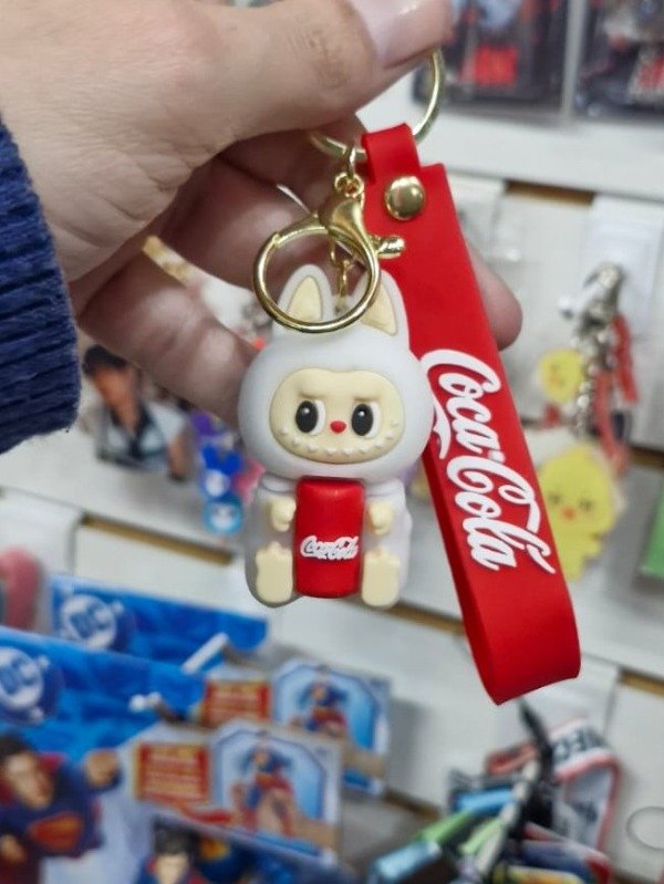 Producto - LABUBUS - LLAVERO GOMA LABUBUS BLANCO CON UNA COCA COLA