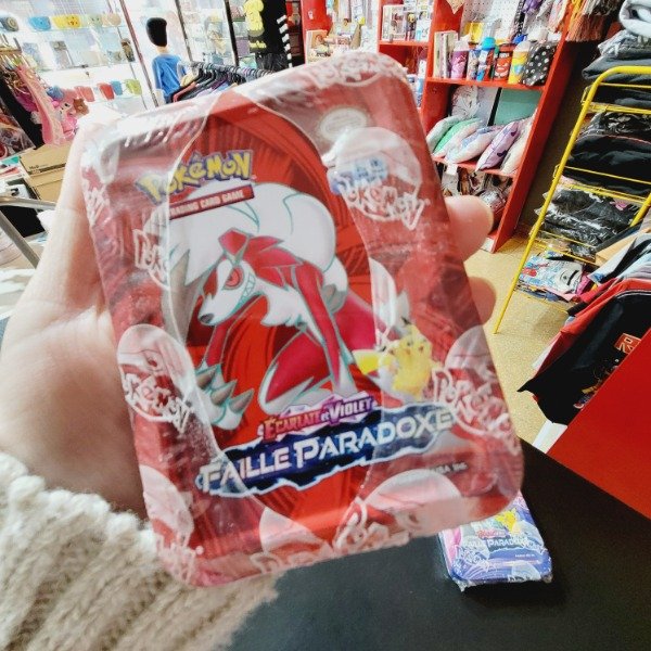 Producto - LATA DE CARTAS POKEMON SCARLET VIOLET ECLIPSE LYCANROC