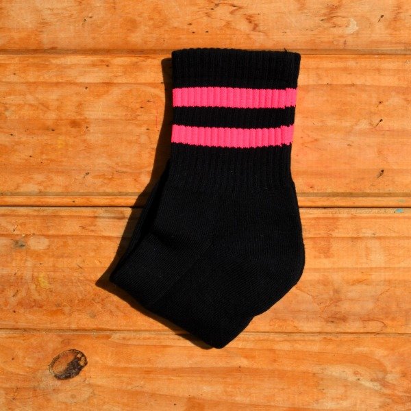 Producto - Tenis Negras con líneas fucsia