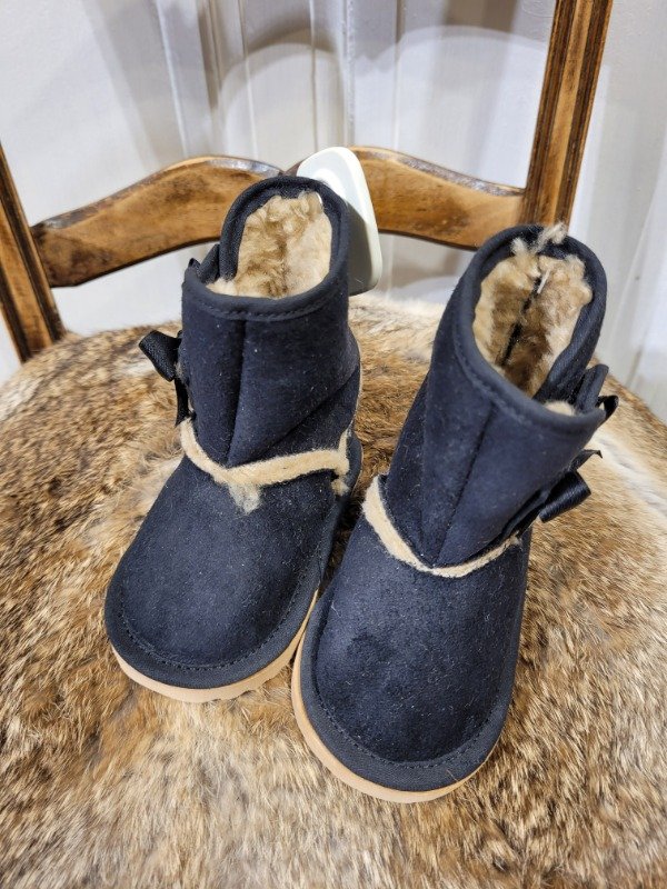Producto - Pantubotas negras gamuzadas con corderito NUEVAS Talle 18 - PRECIO: 36X
