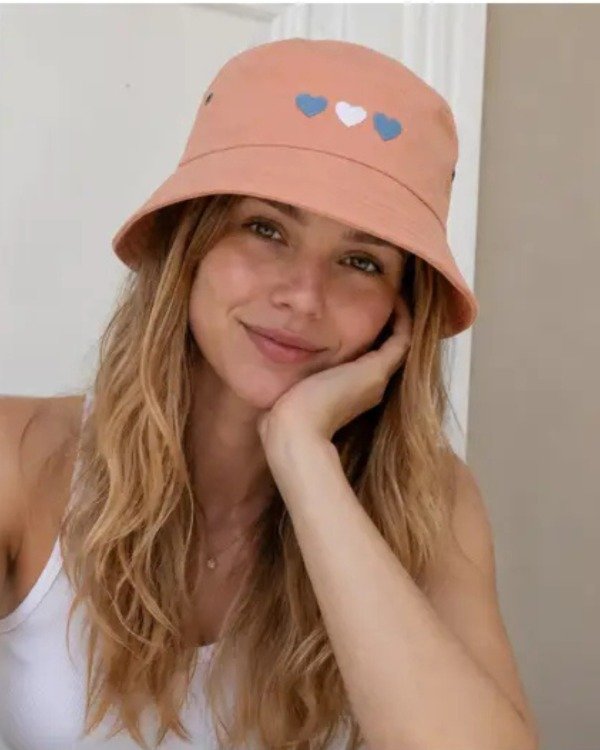 Producto - GORRO PILUSO GABARDINA CON DISEÑO CORAZONES COLOR ARGENTINA
