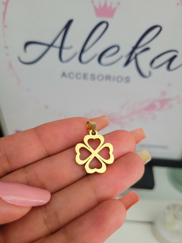 Producto - Dije trébol mediano de acero dorado