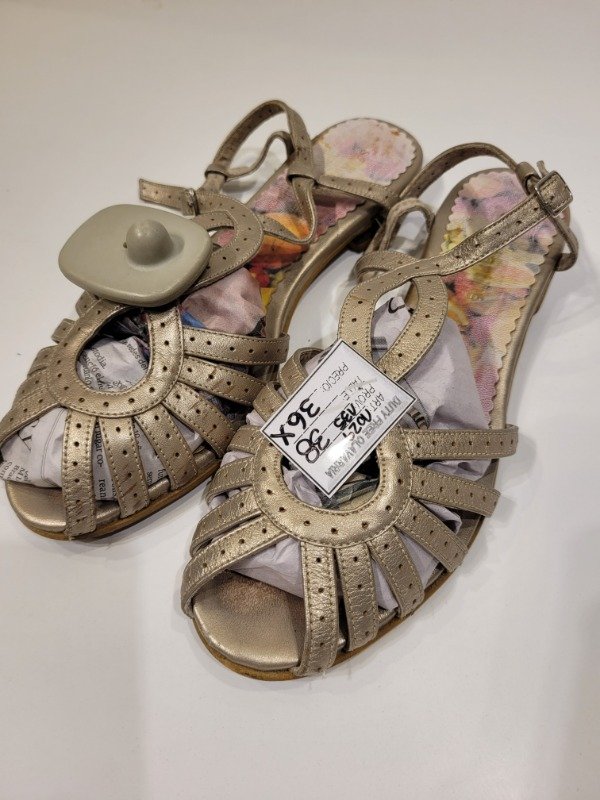 Producto - Sandalias SOFI MARTIRÉ doradas chatitas Talle 38 - PRECIO: 36X