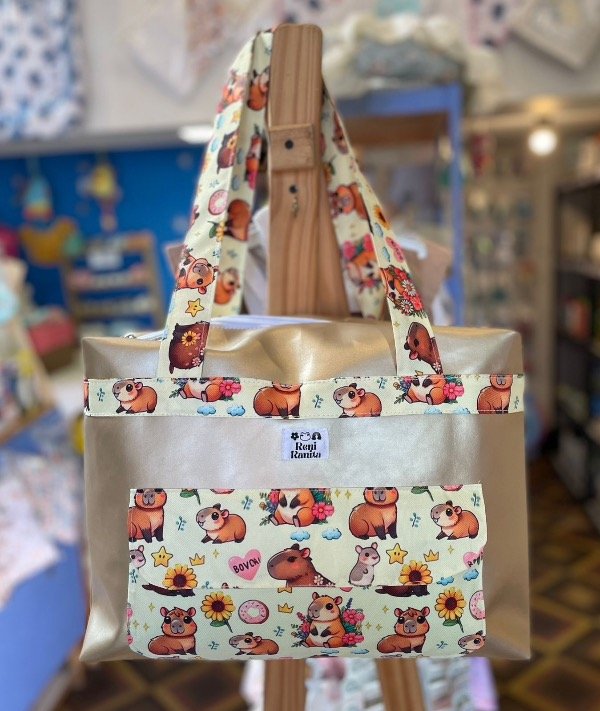 Producto - Bolso maternal reni ranita dorado capibaras