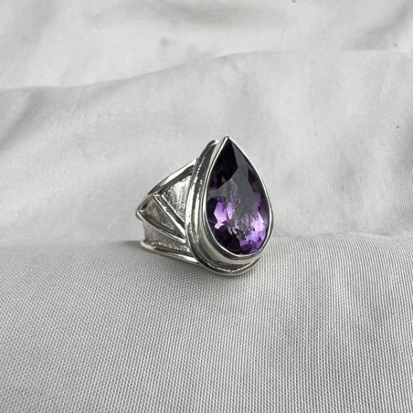 Producto - ANILLO DE DISEÑO AMATISTA FACETADA