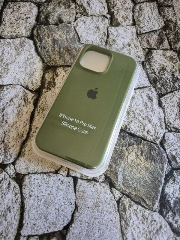 Producto - Funda silicone case logo Iphone 16 Pro Max verde militar