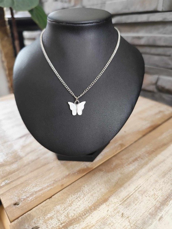 Producto - Collar mariposa blanca. Acero quirúrgico.