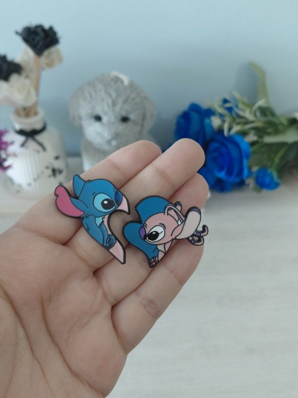 Producto - Pin metalizado - Corazón partido "Stitch y Ángela" #1075