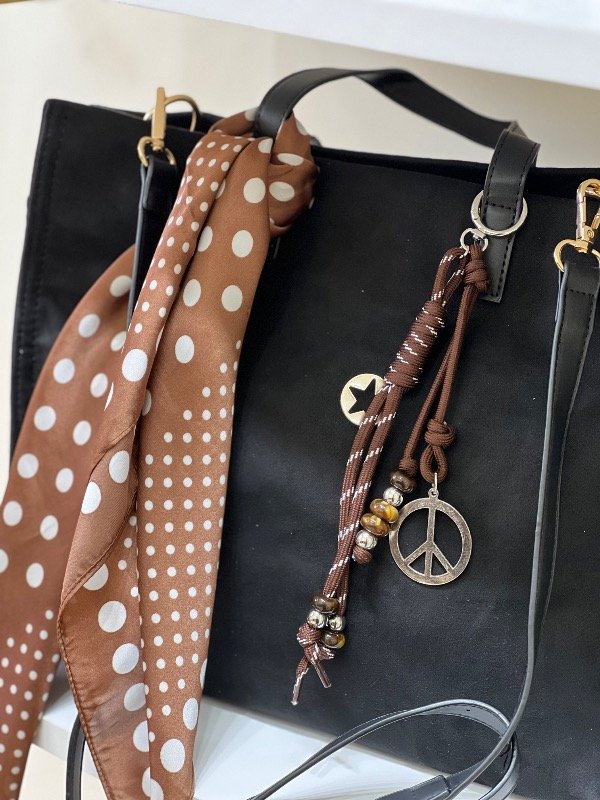 Producto - Llavero Charms en chocolate Paz + Estrella