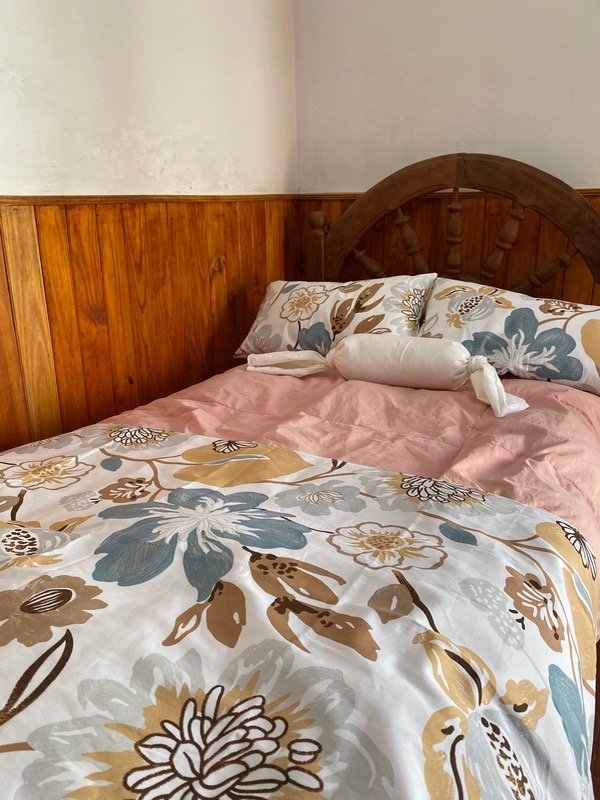 Producto - Set pie de cama + almohadones estampados/ caramelo
