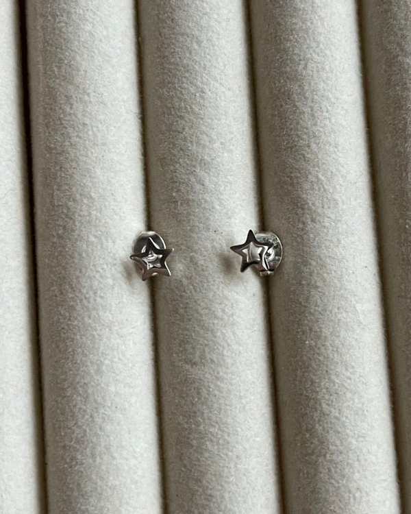 Producto - Aros estrellas caladas de acero blanco 6mm de largo